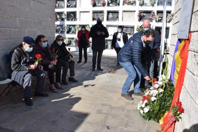 Ofrena floral a càrrec de familiars de les víctimes montornesenques a la Guerra Civil i els camps del nazisme.