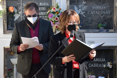 Lectura dels noms de les víctimes montornesenques a la Guerra Civil i als camps del nazisme, a càrrec de l'arxiver municipal, Nicolau Guanyabens, i la secretària d'alcaldia, Pepi Martínez.