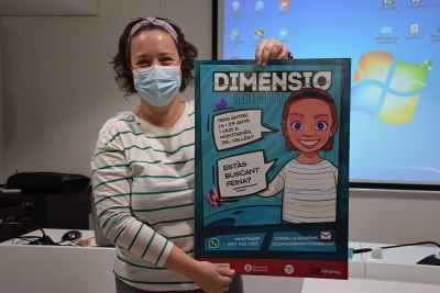 La tècnica d'orientació del col·lectiu de Joves de l'Ajuntament, Rocío Cortés, amb la imatge promocional del projecte.