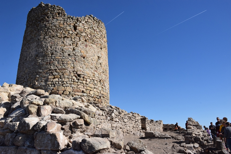 La nova estança descoberta amb la Torre de l'Homenatge de fons.