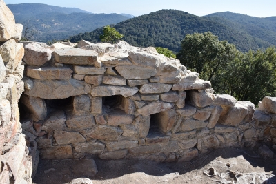 Detall de les espitlleres a la muralla de la nova estança.