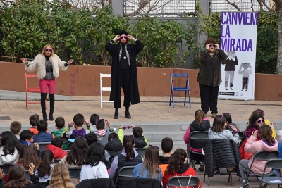 Acte final de la gimcana "Canviem la mirada" a la plaça de Joan Miró.