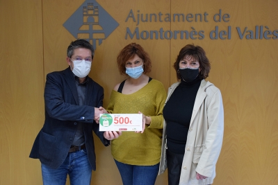 L'alcalde, José A. Montero, i la secretària de la Unió de Botiguers, Sonia Pinalla, amb una de les guanyadores dels vals de 500 euros.