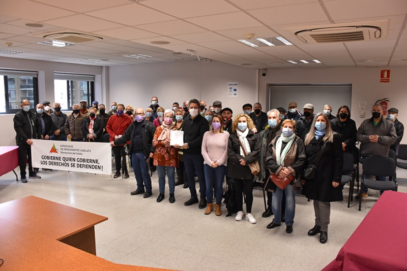 L'alcalde, José A. Montero, la regidora de Gent Gran, Natàlia Segura, i representants de l'Associació de Pensionistes i Jubilats de Montornès després de l'entrega simbòlica de les signatures.