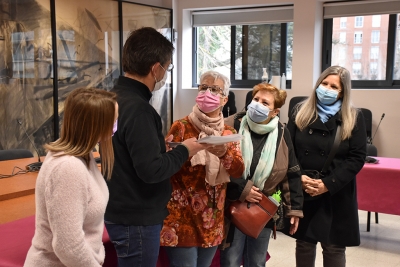 Representants de l'associació entreguen les signatures a l'alcalde, José A. Montero. 