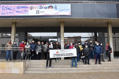 Representants de l'Associació de Pensionistes i Jubilats de Montornès i veïnat abans d'entrar a l'Ajuntament.