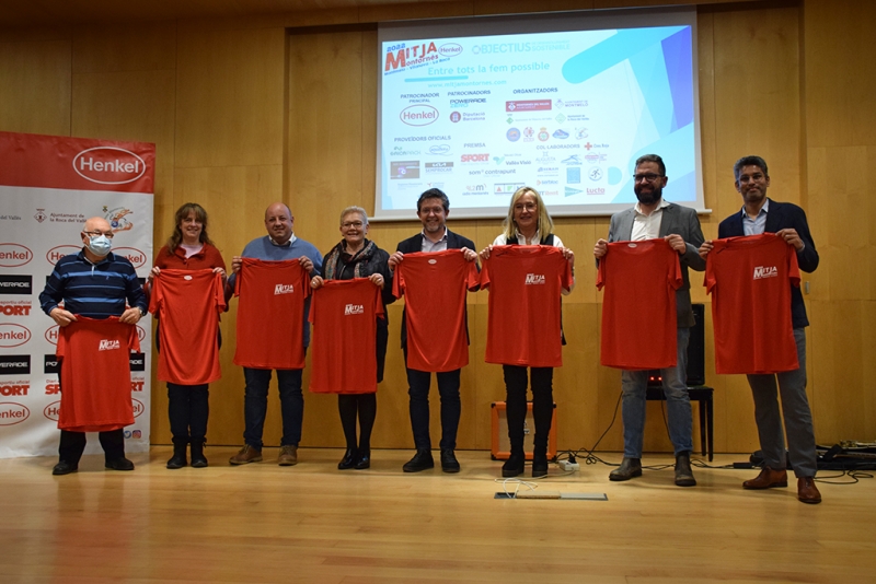 Els alcaldes i alcaldesses de Montornès, Montmeló, Vilanova i La Roca amb representants del Club Atletisme Montornès, Creu Roja Granollers, la Federació Catalana d'Atletisme i Henkel Ibérica.