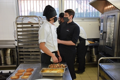 Alumnes de cuina amb el xef Rafel Muria.