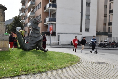 La colla Ball de Drac i Diables de Montornès va animar als i les atletes.