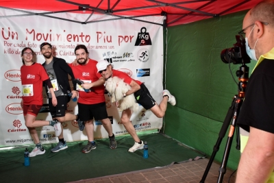 Els corredors i corredores podien fer-se una fotografia solidària a la carpa del Movimiento Piu.