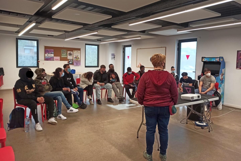 Rebuda dels participants en l’itinerari IDIQ de la Dimensió Sociolaboral al Centre Juvenil Sputnik.