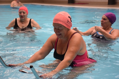 Usuàries del servei Poolbike a la piscina coberta.