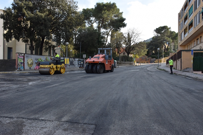 Treballs d'asfaltat a l'av. de Mare de Déu de Montserrat.