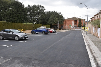 Treballs d'asfaltat a l'accés a l'Escola Can Parera i millora de l'aparcament.
