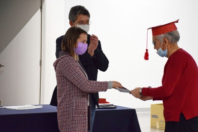 Lliurament de diplomes a les persones que han participat en els tallers de memòria.