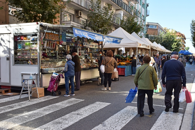 Mercat setmanal dels divendres a Montornès del Vallès (Imatge d'arxiu)