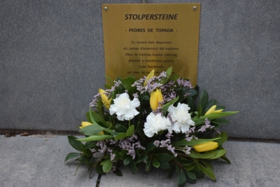 S'han deixat flors al costat de les plaques Stolpersteine.
