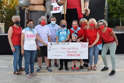 Entrega d'un xec de la Comissió de Festes de Montornès Nord a Globus pels Valents per Sant Joan.