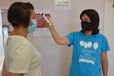 Una voluntària de Globus pels valents col·laborant en la campanya de donació de sang.