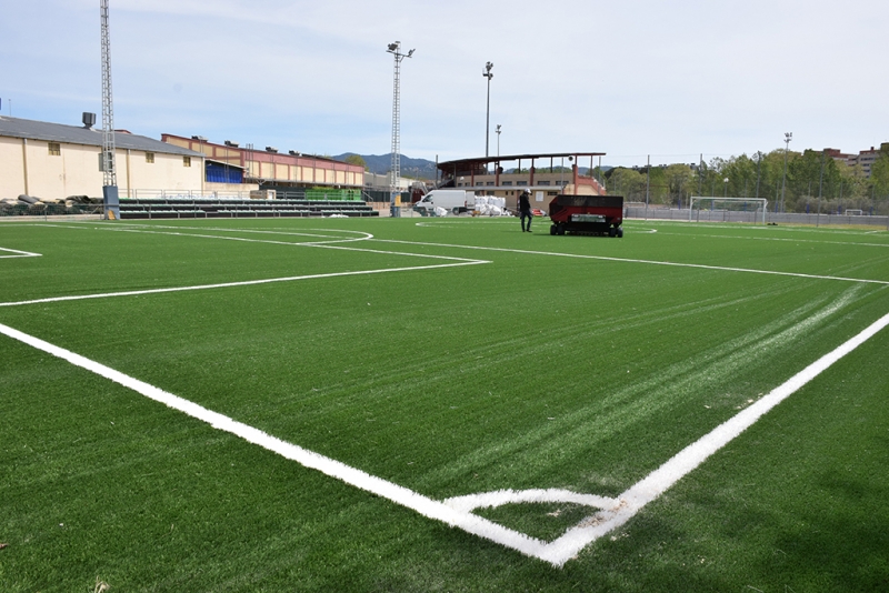 Treballs de renovació de la gespa del camp de futbol 7.