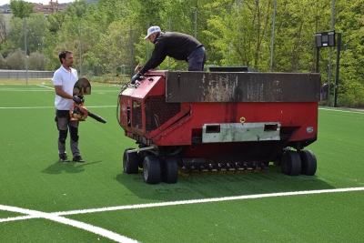 Treballs de renovació de la gespa del camp de futbol 7.