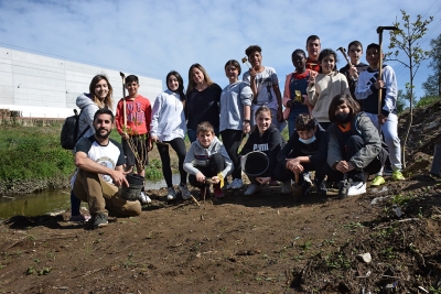 Foto de grup de la plantada, amb l'alumnat i la professora de l'Escola Palau d'Ametlla, membres de Montornès Animal i el tècnic de l'associació Gestió Natural, Artur Degollada.
