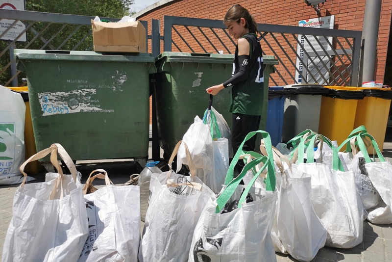 Un moment del Let's Clean Up Europe d'aquest diumenge a Montornès. (imatge: Montornès Animal)