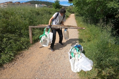 Un moment del Let's Clean Up Europe d'aquest diumenge a Montornès. (imatge: Montornès Animal)