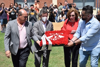 Ofrena floral al davant del Memorial Covid-19 a càrrec de l'alcalde i regidors de l'Ajuntament.