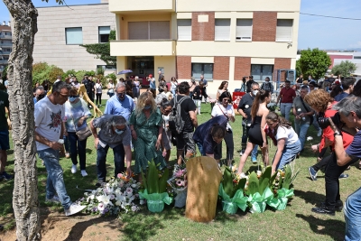 Ofrena floral al davant del Memorial Covid-19.