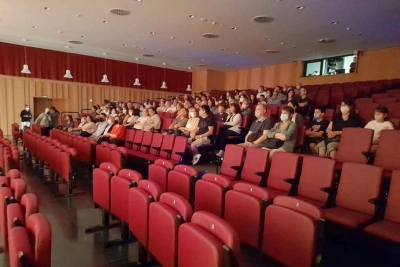 Projecció del documental al Teatre Margarida Xirgu.