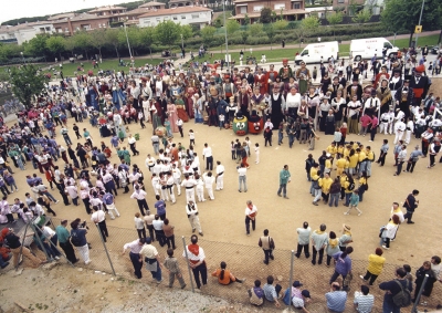 XI Trobada de gegants del Vallès. Plantada al solar adjacent al carrer del Molí de les figures participants. 28 d’abril de 2002. Foto: Ajuntament de Montornès. Autor: JA Jiménez