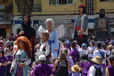 Els Gegants de Montornès entrant a la plaça de Pau Picasso.