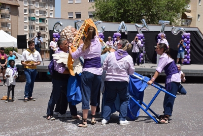 Membres de la Colla de Geganters de Montornès col·loquen el distintiu de Pubilla del Vallès a l'Angeleta. 