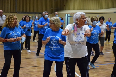 Exhibició de gimnàstica a càrrec de la gent gran.