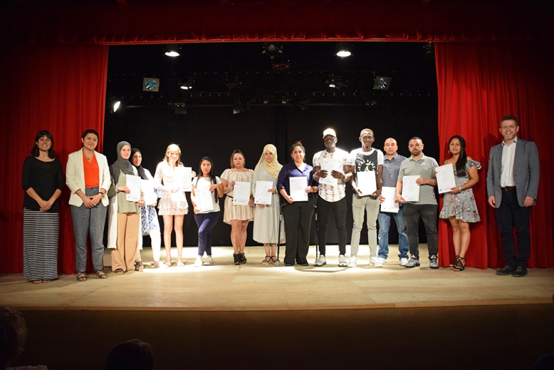 Part de les persones que han rebut el Certificat d'Acollida, amb la tècnica de Polítiques Migratòries, Anna Meca; la directora general de Migracions, Refugi i Antirracisme de la Generalitat, Eunice Romero; i l'alcalde, José A. Montero.