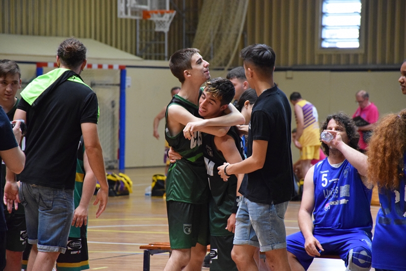 Dos membres dels Specials del CB Vila de Montornès s'abracen al final d'un dels partits.