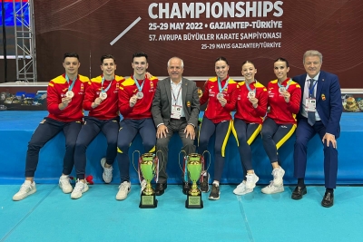 La Selecció Espanyola amb les medalles aconseguides a Turquia (imatge: RFEK)