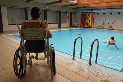 Una usuària del CEM Les Vernedes fa ús de la nova cadira de rodes per moure's per les instal·lacions.