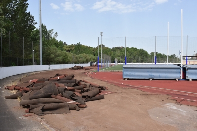 Treballs de renovació del paviment de les pistes municipals d'atletisme.