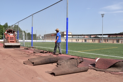 Treballs de renovació del paviment de les pistes municipals d'atletisme.