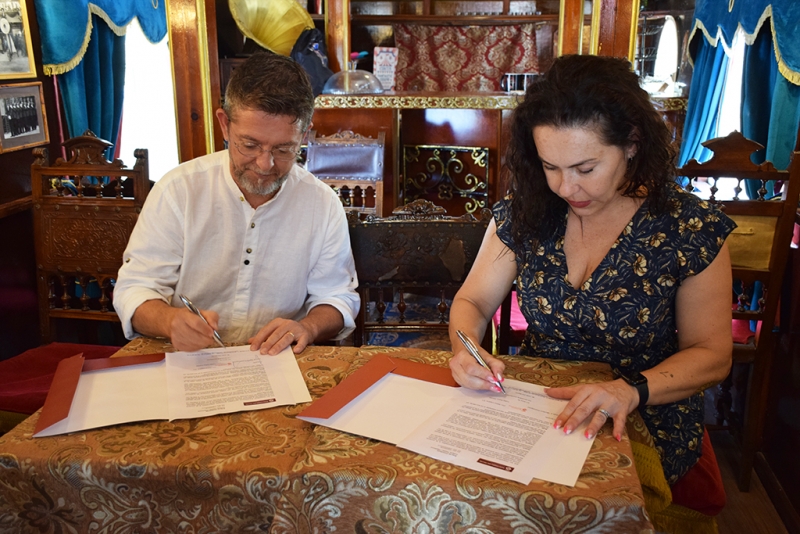 Signatura del conveni entre l'alcalde, José A. Montero, i la codirectora del Circ Raluy, Louisa Raluy.