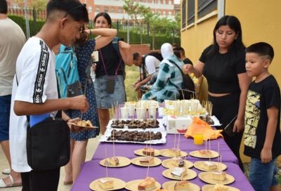 L'alumnat del mòdul d'auxiliar d'hoteleria, cuina i restauració va preparar i servir l'aperitiu.