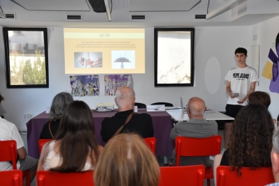 Joan Miquel López presentant el seu treball "Estudi del magnetisme i dels ferrofluids".