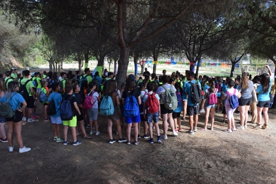 L'alcalde, José A. Montero, ha rebut els nens i les nenes del Casal de Vacances abans d'entrar al parc.