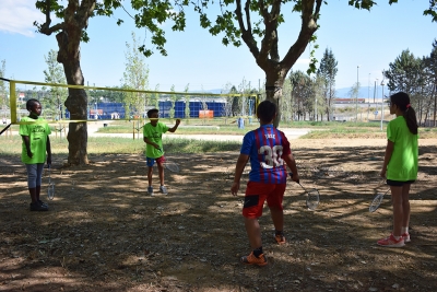 Infants juguen a bàdminton al Parc socioesportiu.