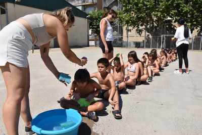 Jocs d'aigua al Casal de Vacances de l'itinerari de lleure, al pati de l'Escola Can Parera.