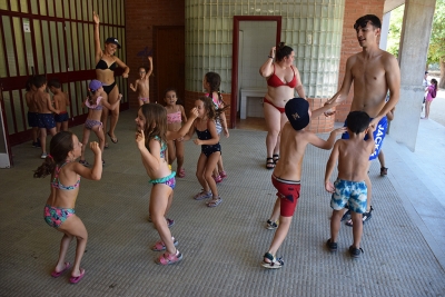 Balls i música al Casal de Vacances de l'itinerari de lleure, al pati de l'Escola Can Parera.