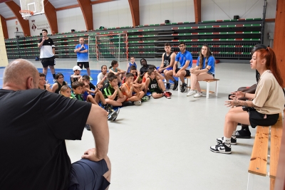 Al casal del Club Bàsquet Vila de Montornès reben la visita de jugadors/es professionals com la d'Ari Geli.