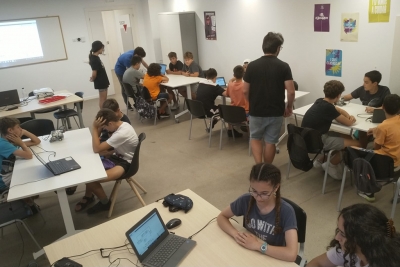 Tallers de l'itinerari científic i creatiu al Centre Juvenil Sputnik.